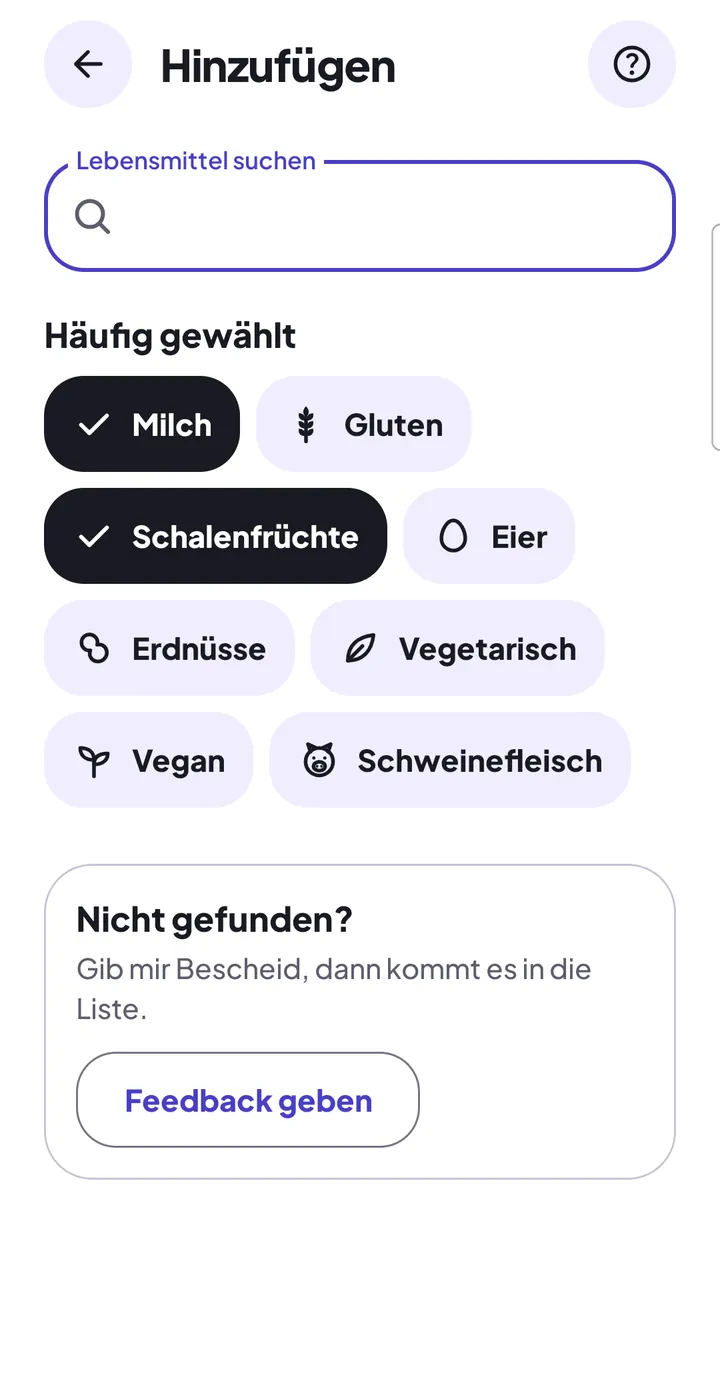Seite „Hinzufügen“ für Mia: das Suchfeld „Lebensmittel suchen“, darunter „Häufig gewählt“ mit acht Einträgen, „Milch“ und „Schalenfrüchte“ sind angehakt; unten „Nicht gefunden?“ mit „Feedback geben“