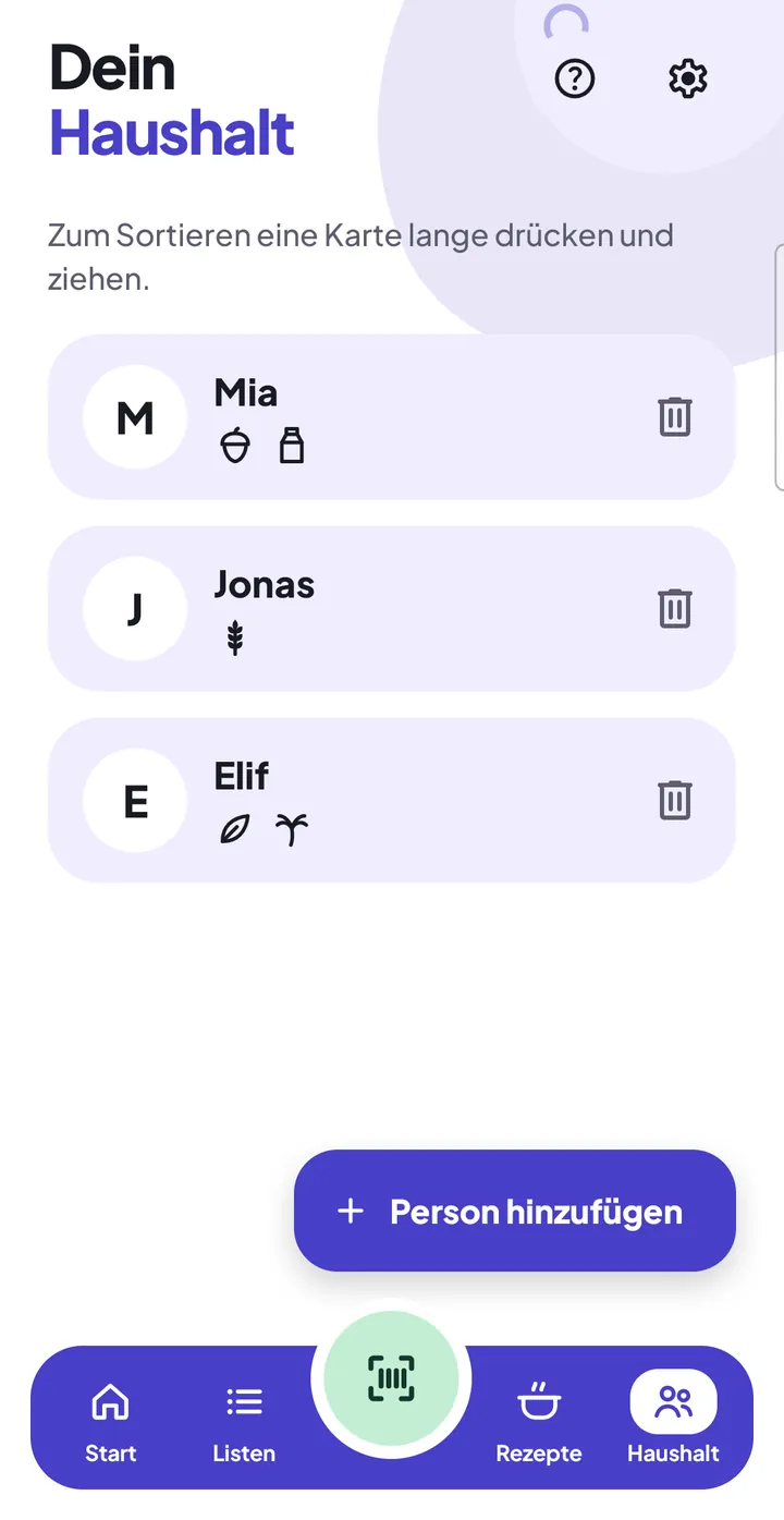 Reiter Haushalt mit drei Personen: Mia, Jonas und Elif; oben das Fragezeichen und das Zahnrad, rechts an jeder Karte der Papierkorb, darüber der Hinweis zum Sortieren