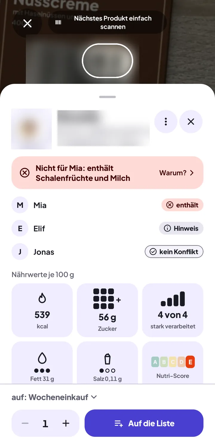 Produktkarte auf halber Höhe über dem Kamerabild: „Nicht für Mia: enthält Schalenfrüchte und Milch“, darunter Mia, Elif und Jonas einzeln; oben „Nächstes Produkt einfach scannen“, unten „auf: Wocheneinkauf“ und „Auf die Liste“